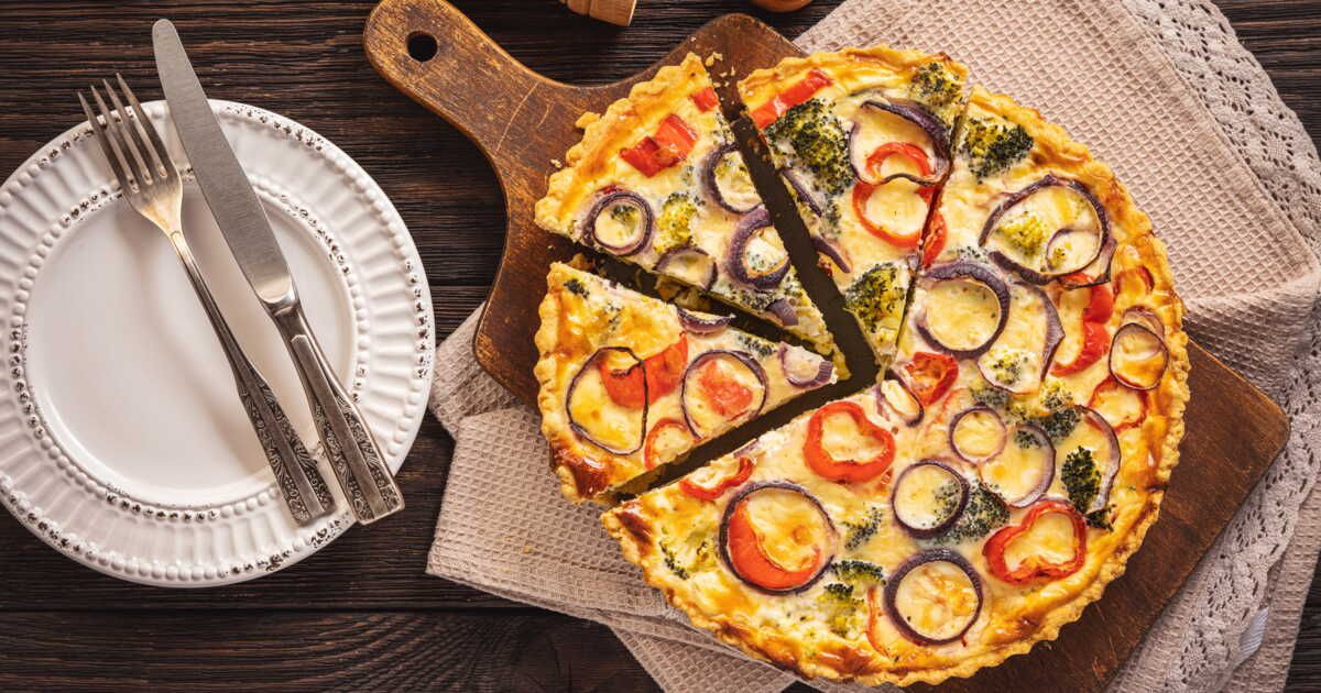 Délicieuse tarte tatin aux légumes d'été pour un repas estival