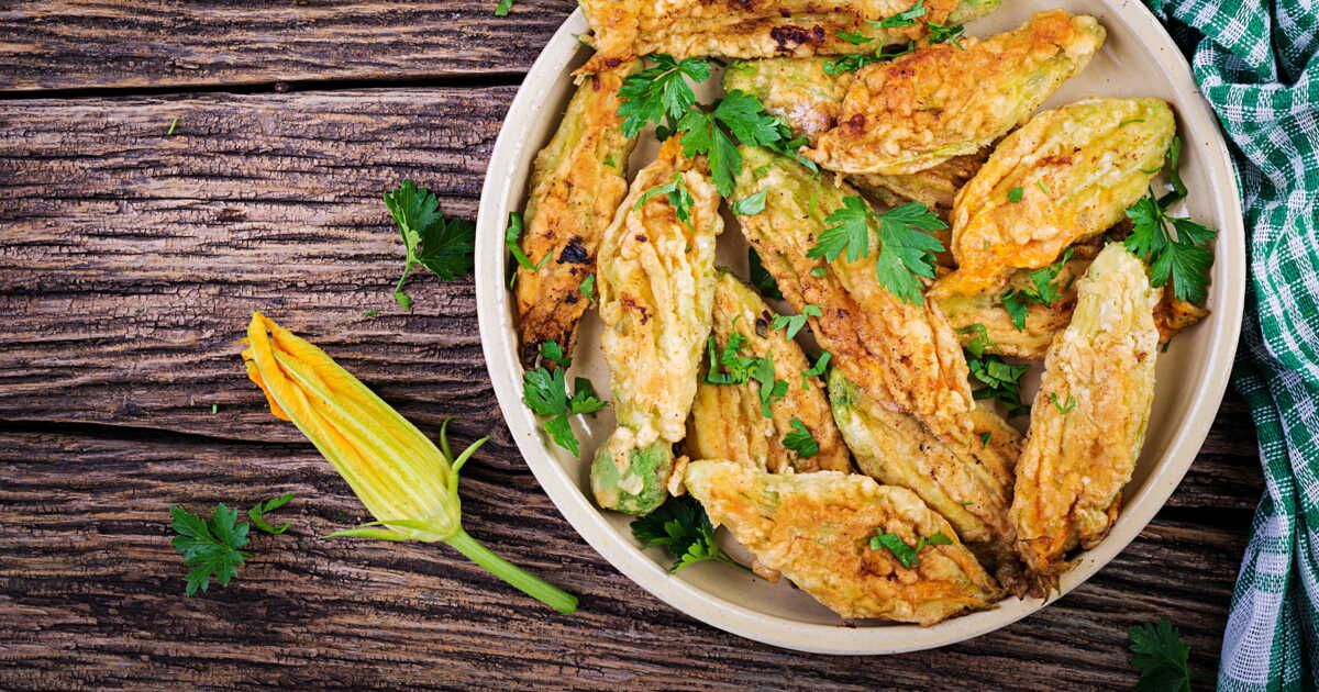Croustillantes fleurs de courgette farcies : un apéritif estival irrésistible