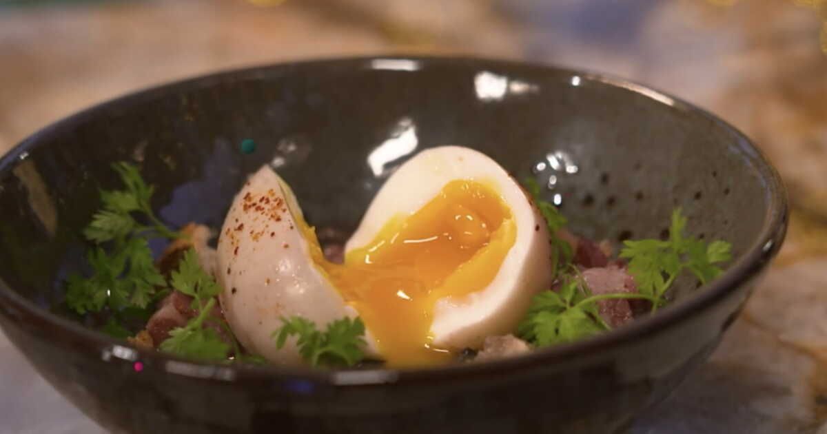 Découvrez la délicieuse recette des œufs moelleux sauce meurette de Cyril Lignac