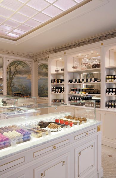 Une évasion gourmande chez Angelina Rive gauche avec ses créations pâtissières