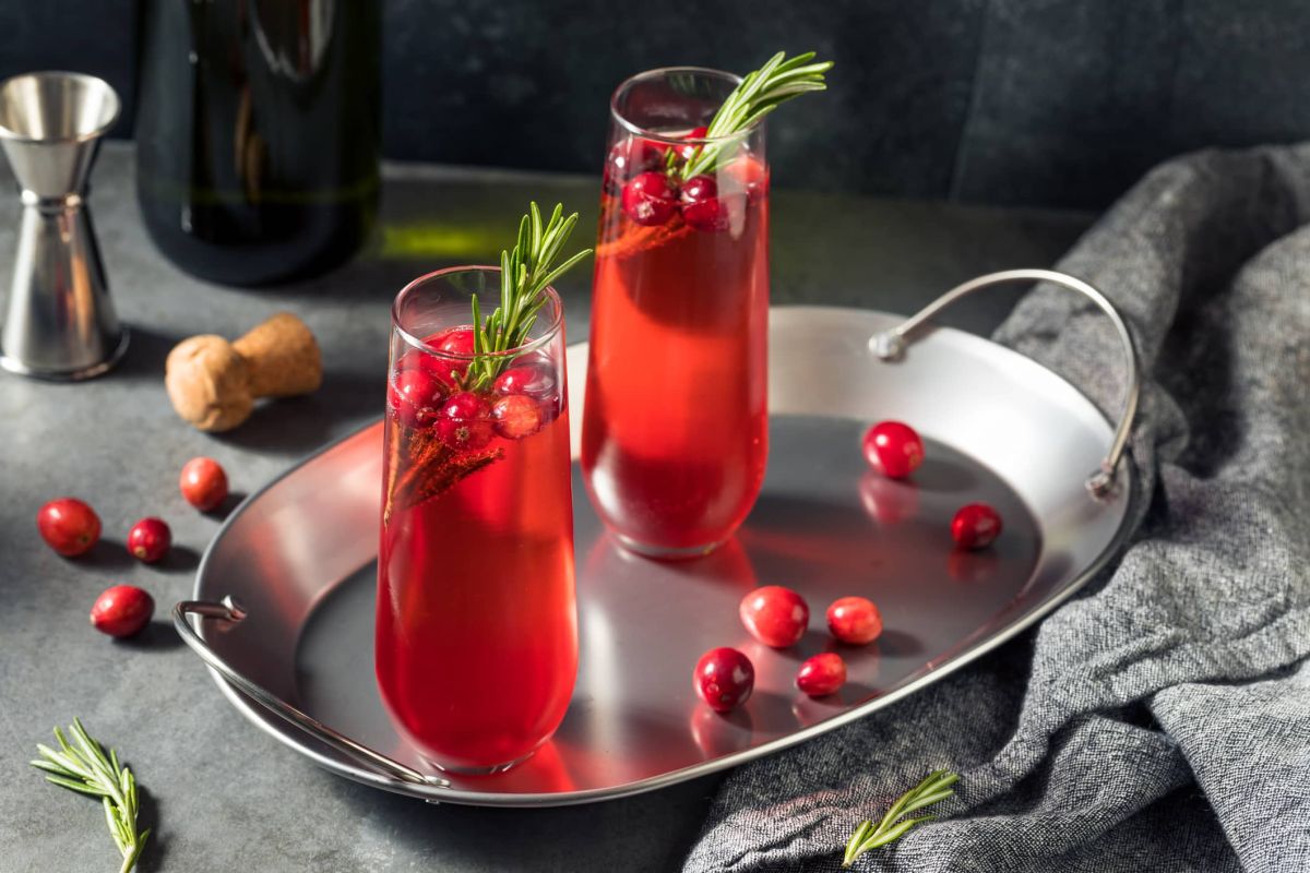 Dites adieu au kir : le cocktail festif qui mettra la magie de Noël à l'honneur