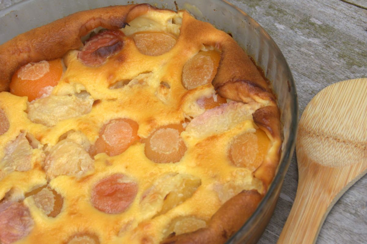 Cyril Lignac revisite le clafoutis avec une touche fruitée et économique