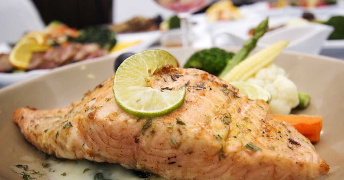 Savourez un saumon laqué au miel et citron : la recette simplissime à découvrir