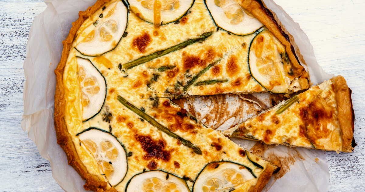 La tarte estivale aux courgettes, asperges et parmesan qui va vous séduire