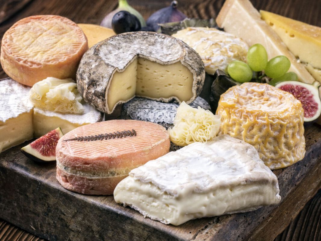 Manger la croûte de fromage : un délice ou un risque ?