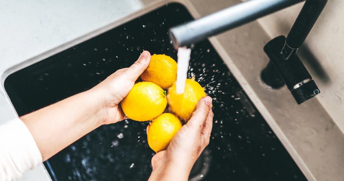 Pourquoi il est essentiel de laver ses fruits et légumes, même ceux que l'on épluche