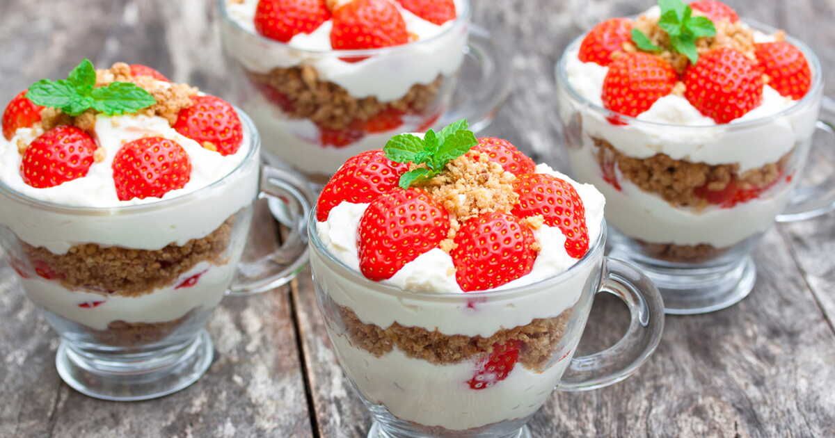 Un tiramisu léger aux fraises et spéculoos à découvrir absolument