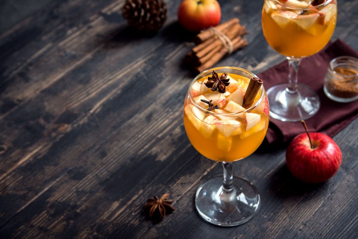 découvrez le cocktail pomme-épices pétillante pour un noël chaleureux