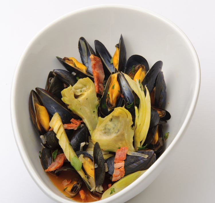 Moules au chorizo et artichauts violets : une recette bretonne délicieuse