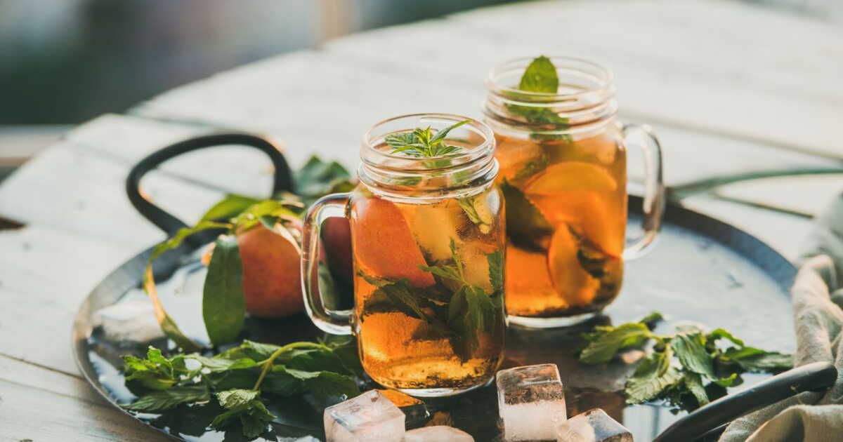 Des ice teas maison pour un été rafraîchissant : trois recettes fruitées à tester