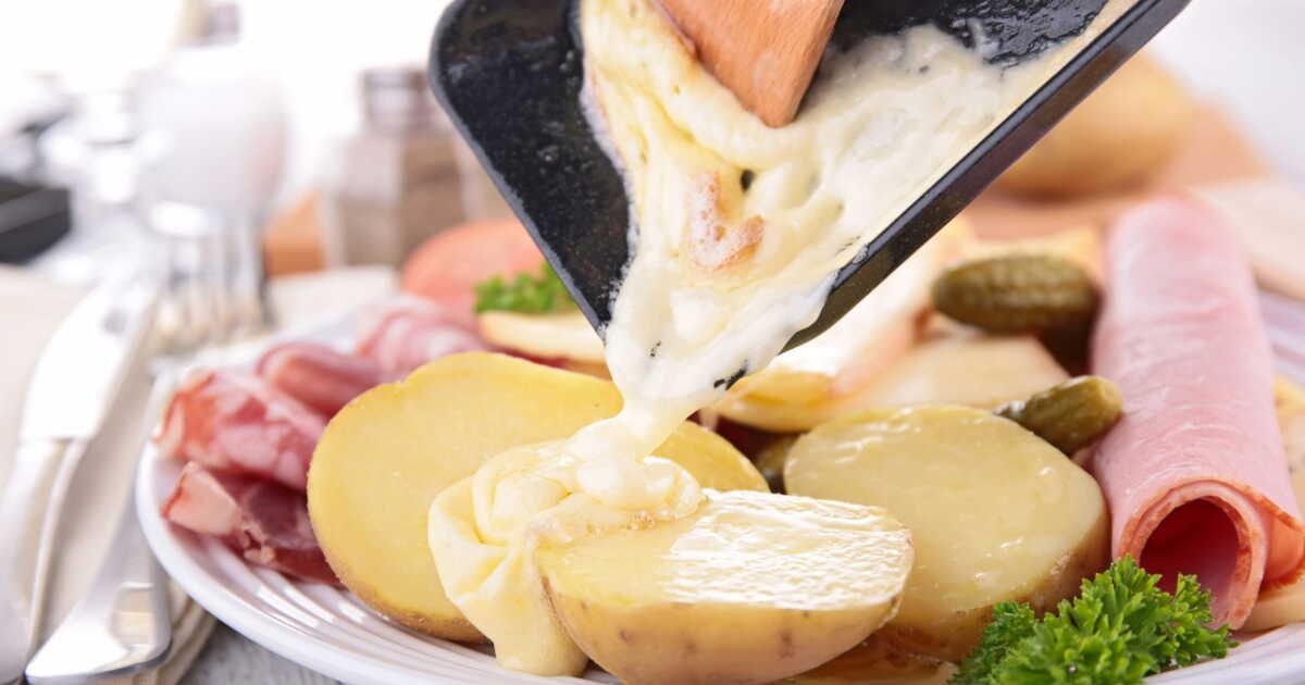 Raclette revisitée : découvrez 5 fromages fondants pour des soirées gourmandes