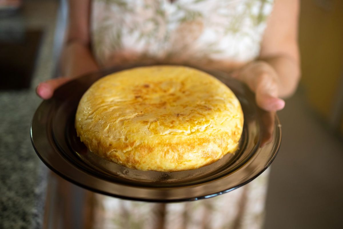 Découvrez comment réaliser une omelette sans salir de poêle grâce à cette astuce étonnante