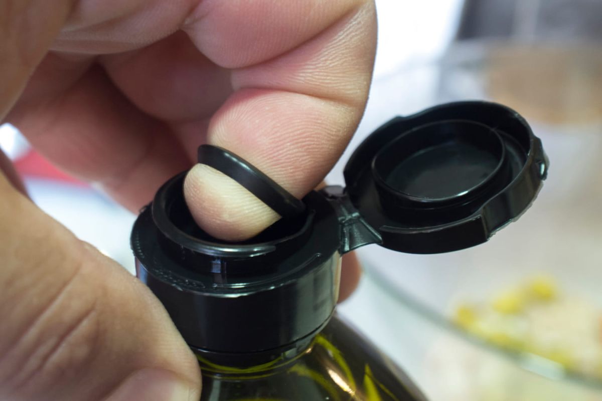l'astuce méconnue de l'opercule des bouteilles d'huile