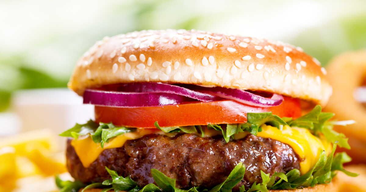 Découvrez la recette de hamburger maison de Julie Andrieu pour un festin en famille