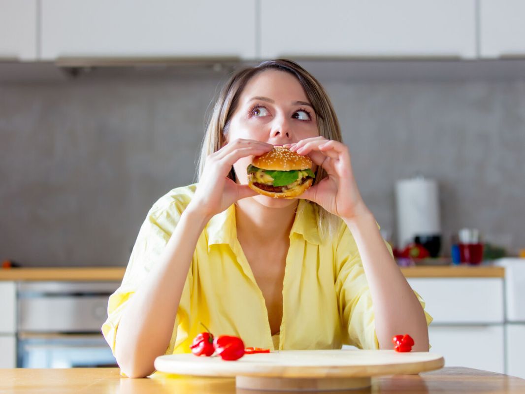 La faim accrue avant les règles : explications d'une diététicienne