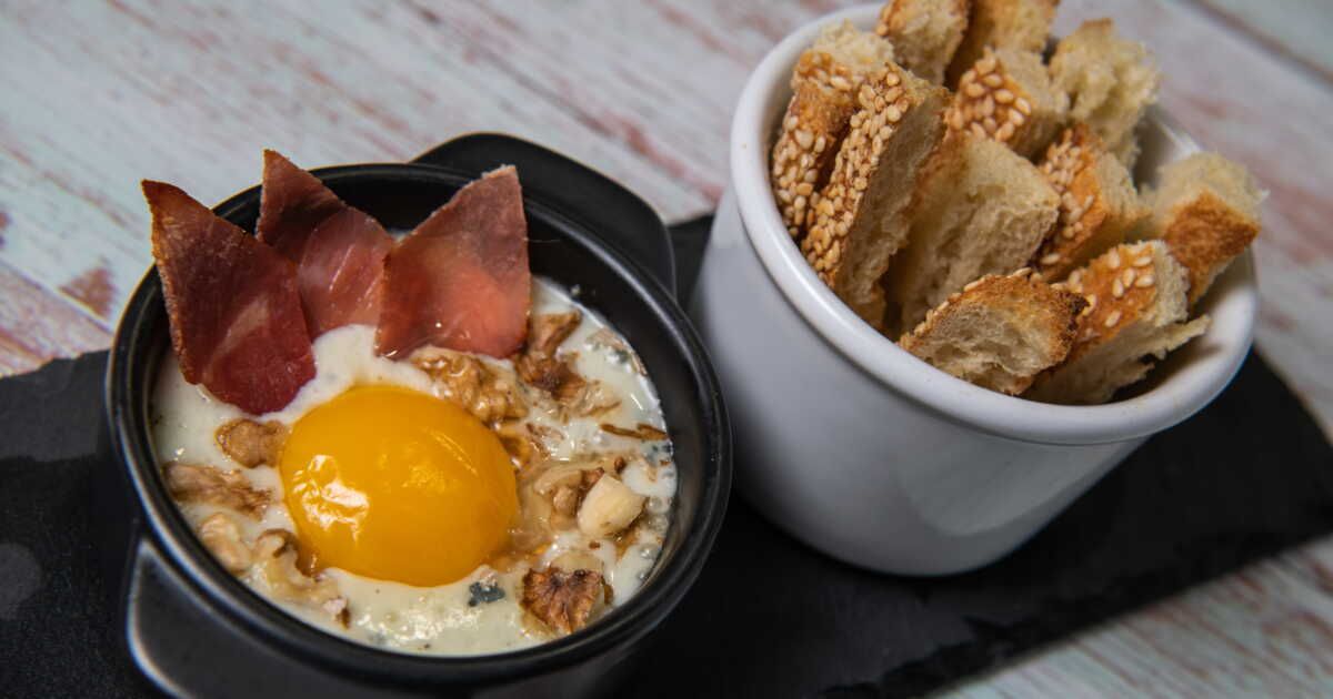 Des œufs cocotte au chorizo et fromage pour un dîner réconfortant