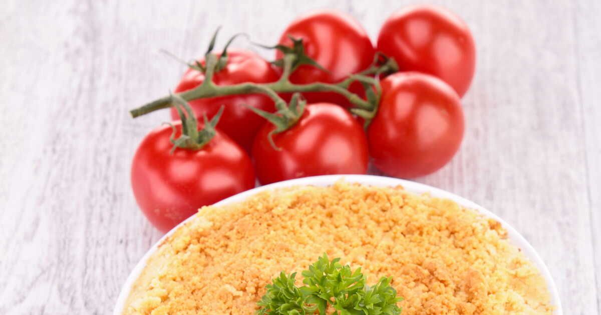 Crumble salé à la tomate : un plat estival simple et savoureux