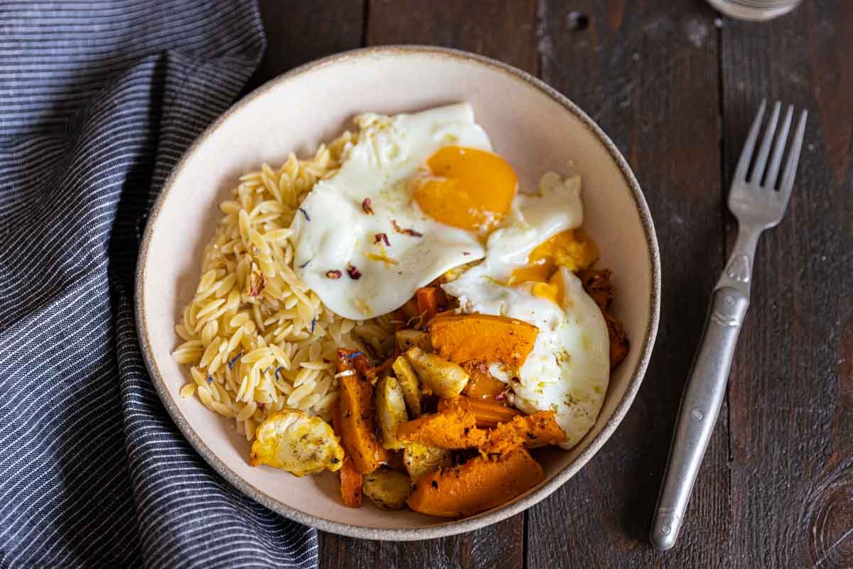 Légumes rôtis, orzo et œuf