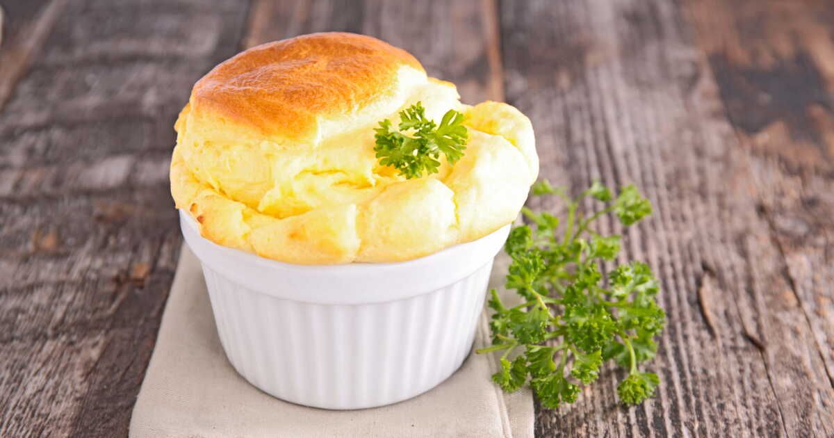 Découvrez la recette inratable du soufflé au fromage frais à la ciboulette