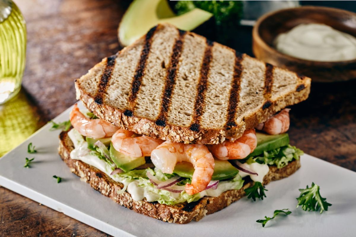 La recette irrésistible des sandwichs crevettes-avocat de Cyril Lignac pour les fêtes